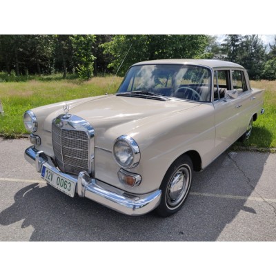 Mercedes-Benz w110 heckflosse 200